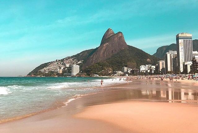 Praia do Leblon e morro Dois Irmãos